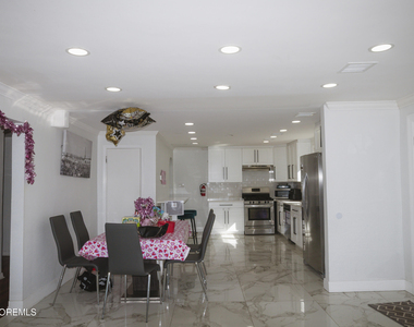 295 Roosevelt Avenue - Photo Thumbnail 14