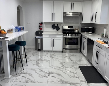 295 Roosevelt Avenue - Photo Thumbnail 21