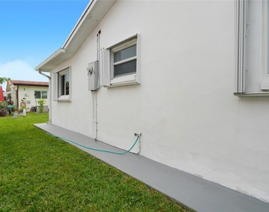 4510 Nw 49th Drive - Photo Thumbnail 4