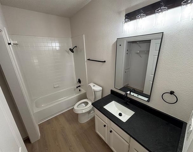 4800 W Lovers Lane - Photo Thumbnail 11