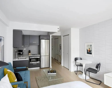 222 East 39th Street - Photo Thumbnail 2
