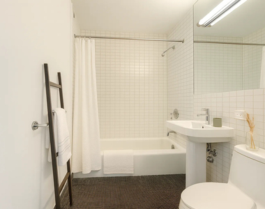 222 East 39th Street - Photo Thumbnail 3