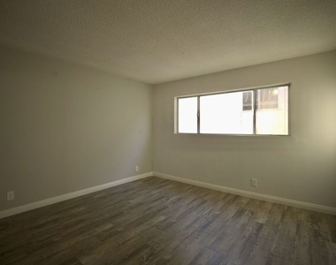 1033 6th Street - Photo Thumbnail 10