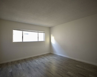 1033 6th Street - Photo Thumbnail 13