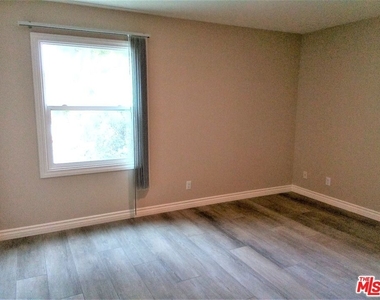 11230 Camarillo Street - Photo Thumbnail 12