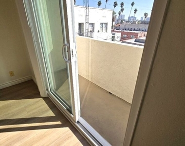 140 N Berendo Street - Photo Thumbnail 12