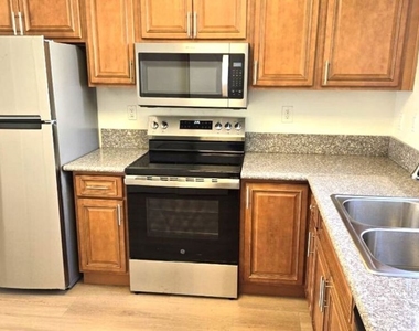 140 N Berendo Street - Photo Thumbnail 6