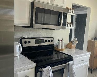 9878 Nob Hill Court - Photo Thumbnail 3