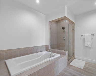 200 Ne 2nd Avenue - Photo Thumbnail 4