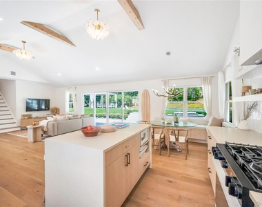 9 Pine Tree Road - Photo Thumbnail 5