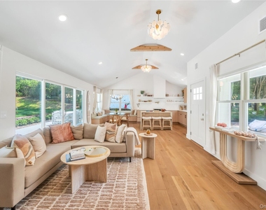 9 Pine Tree Road - Photo Thumbnail 2