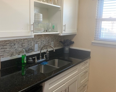 2401 Manor Rd - Photo Thumbnail 5