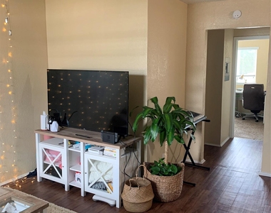 2401 Manor Rd - Photo Thumbnail 1