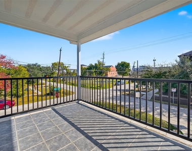 2202 Hutchins Street - Photo Thumbnail 3