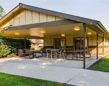 933 N Rose St - Photo Thumbnail 5