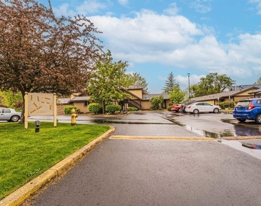 933 N Rose St - Photo Thumbnail 2