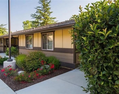 933 N Rose St - Photo Thumbnail 4