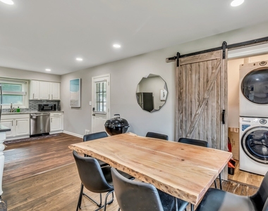 597 S Gordon Road Sw - Photo Thumbnail 2