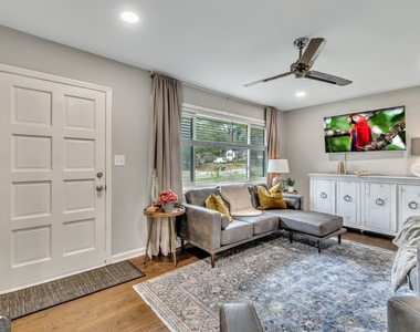 597 S Gordon Road Sw - Photo Thumbnail 8