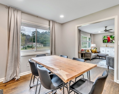 597 S Gordon Road Sw - Photo Thumbnail 3