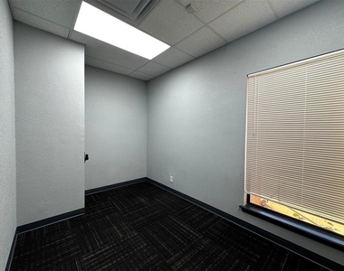 501 E 15th Street - Photo Thumbnail 11