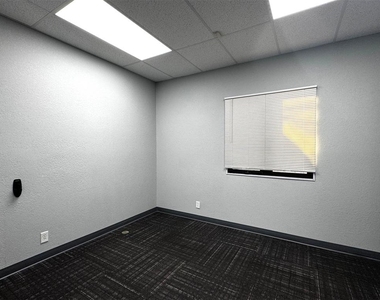 501 E 15th Street - Photo Thumbnail 8