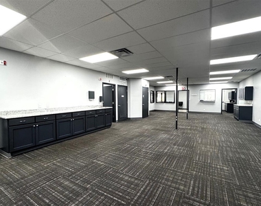 501 E 15th Street - Photo Thumbnail 6