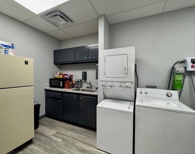 501 E 15th Street - Photo Thumbnail 14