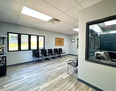 501 E 15th Street - Photo Thumbnail 1