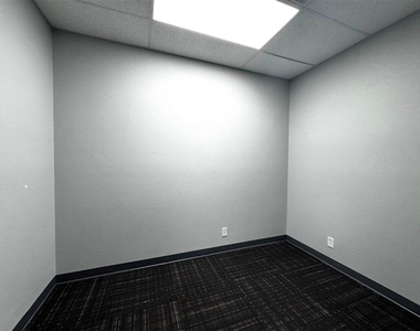 501 E 15th Street - Photo Thumbnail 10
