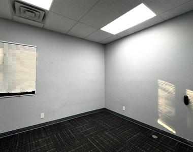 501 E 15th Street - Photo Thumbnail 9