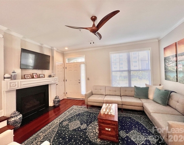 833 W 4th Street - Photo Thumbnail 2