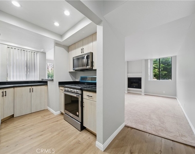 7826 Topanga Canyon Boulevard - Photo Thumbnail 11