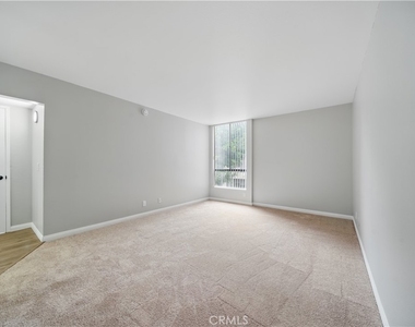 7826 Topanga Canyon Boulevard - Photo Thumbnail 15