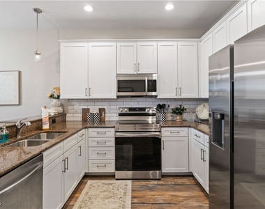 11908 Izarra Way - Photo Thumbnail 10