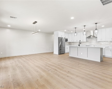 1911 Princess Court - Photo Thumbnail 6