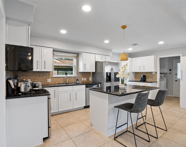 9403 Timberside Drive - Photo Thumbnail 7