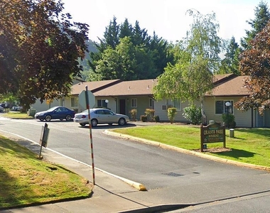 1465 Ne 10th St - Photo Thumbnail 2