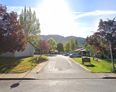 1465 Ne 10th St - Photo Thumbnail 4