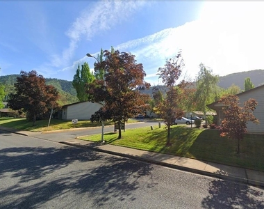 1465 Ne 10th St - Photo Thumbnail 5