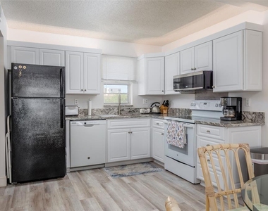 7405 Bay Island Drive S - Photo Thumbnail 12