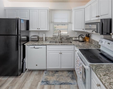 7405 Bay Island Drive S - Photo Thumbnail 13