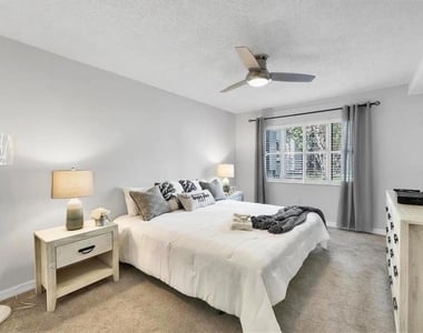 1640 Stickney Point Road - Photo Thumbnail 10