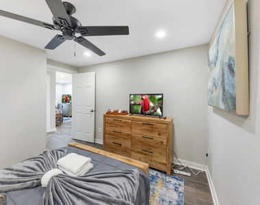 243 Georgia Avenue N - Photo Thumbnail 10
