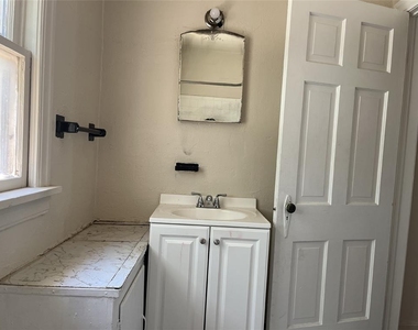 1802 Exchange Avenue - Photo Thumbnail 11