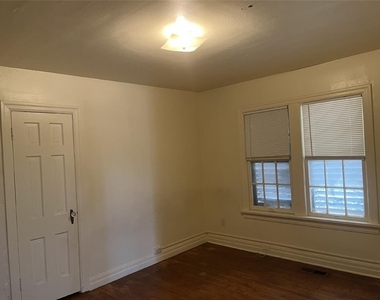 1802 Exchange Avenue - Photo Thumbnail 4