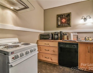 543 College Street - Photo Thumbnail 11