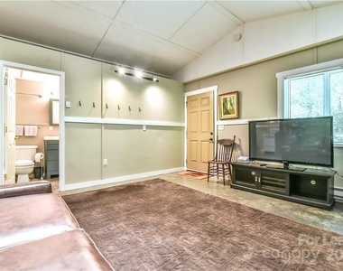 543 College Street - Photo Thumbnail 4