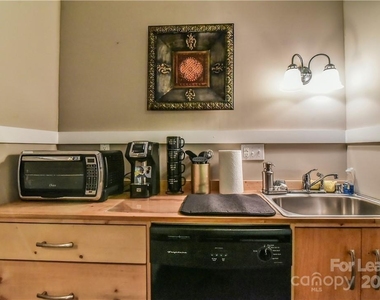 543 College Street - Photo Thumbnail 9