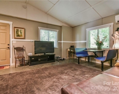 543 College Street - Photo Thumbnail 5